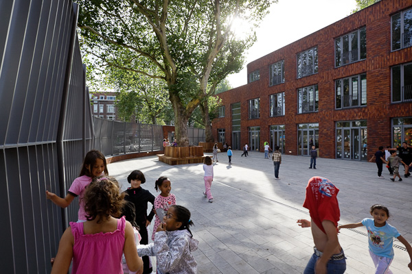 Rotterdam, Nieuw Crooswijk, bredeschool Pierre Bayle, de Zwarte Hond architecten